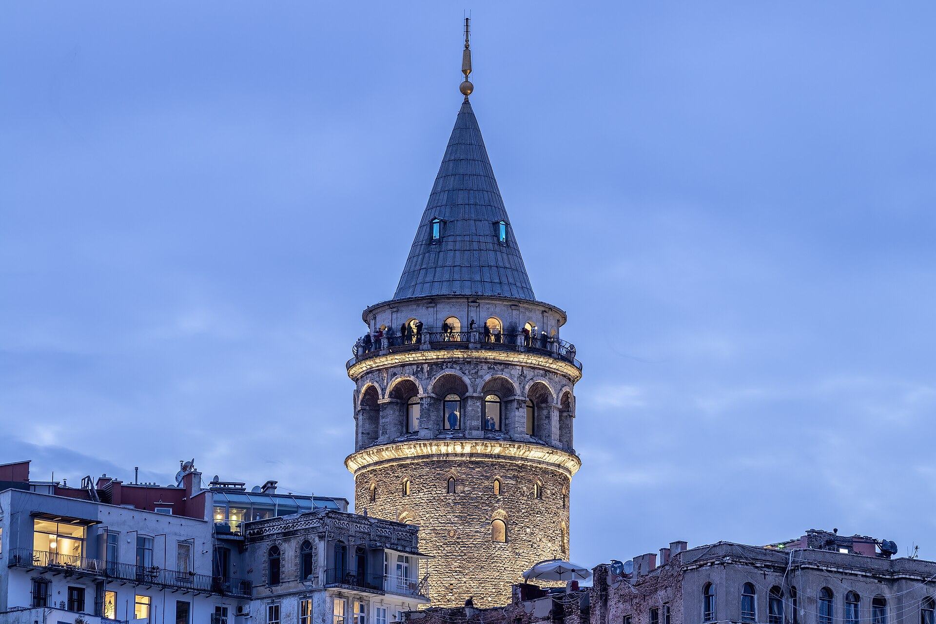 Galata Kulesi mavi gökyüzü altında