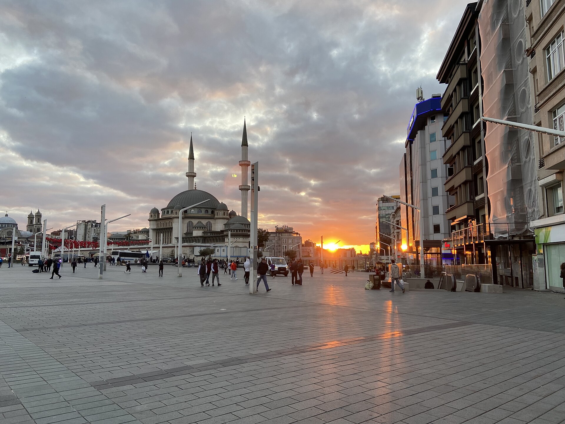 Taksim Meydanı ve Cumhuriyet Anıtı